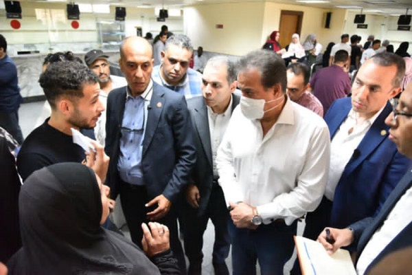 وزير الصحة يزور المجالس الطبية المتخصصة ويوجه بتيسير إجراءات العلاج لخدمة المواطنين